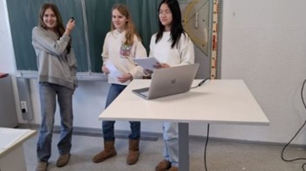 Bild: Neue Stehtische Freunde und Förderer der Marienschule Offenbach e.V.